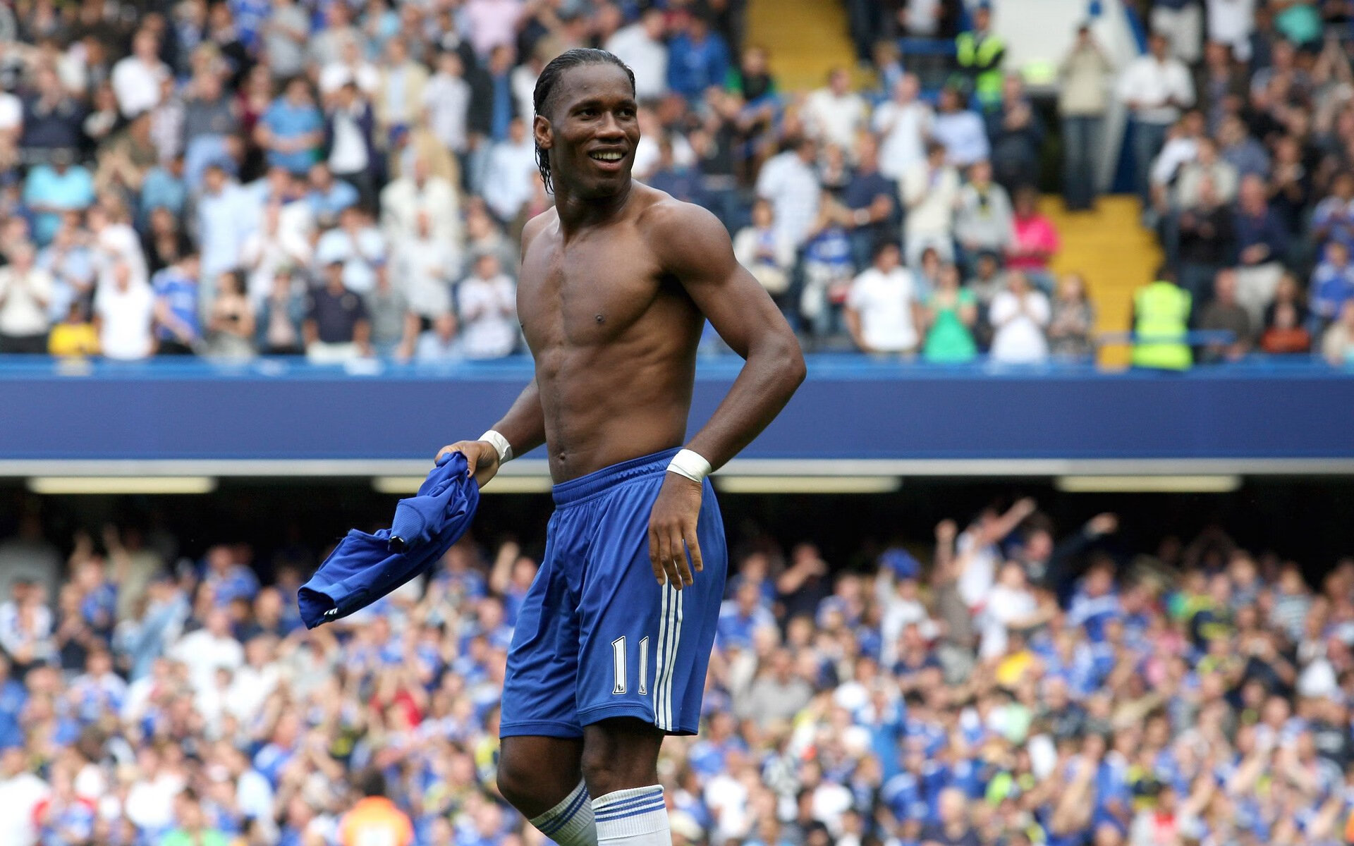 观众现场反应热烈球队每一次进攻都引发全场高分贝欢呼，球赛观众