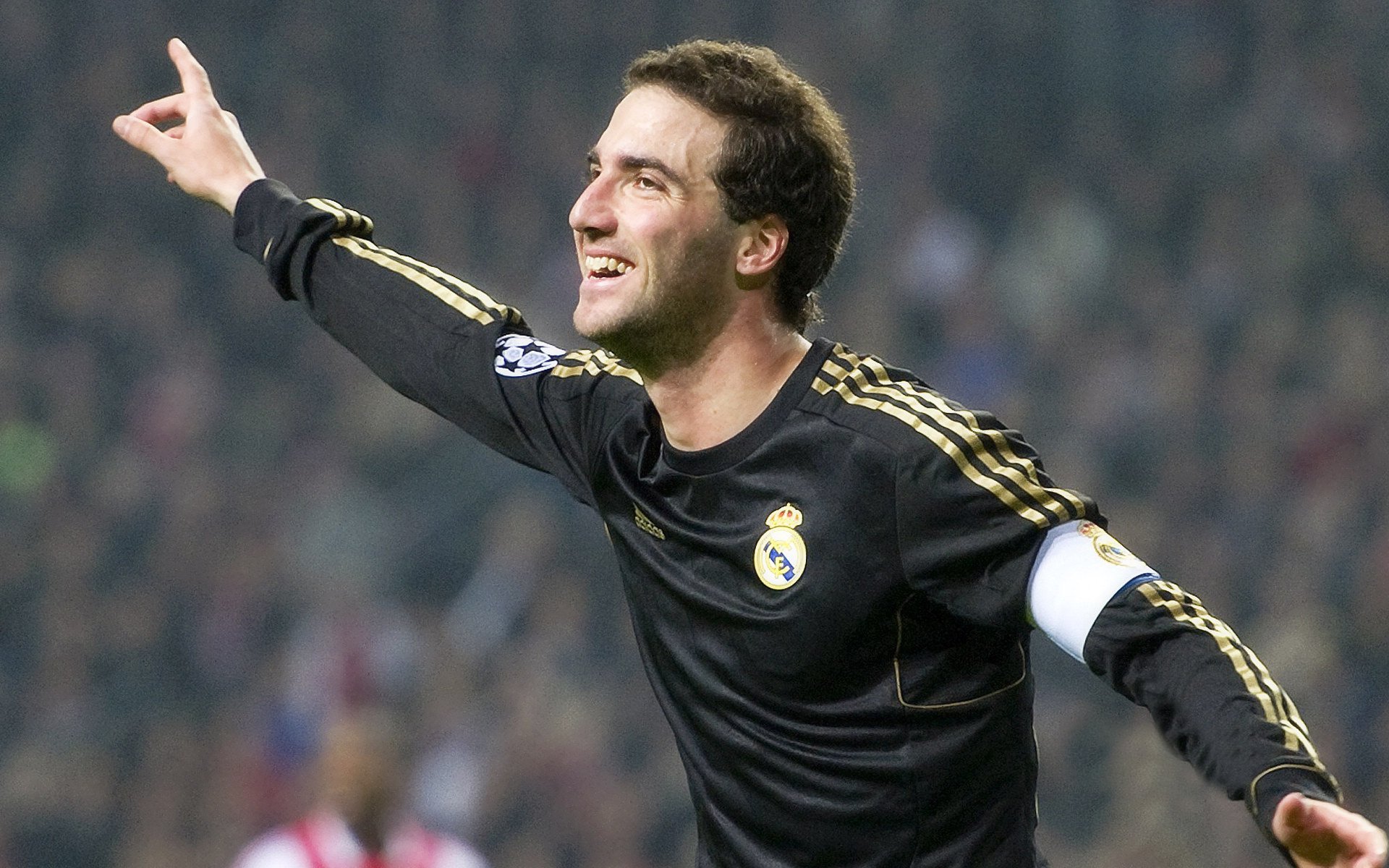 观众现场反应热烈球队每一次进攻都引发全场高分贝欢呼，球赛观众